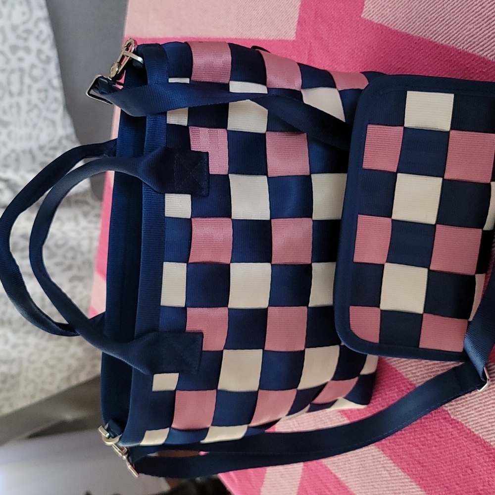 Harveys seatbelt crossbody and wallet